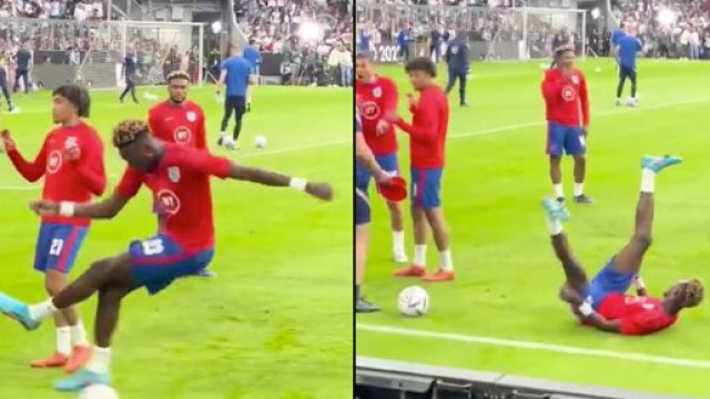 Tammy Abraham est devenu la ris&eacute;e de ses partenaires apr&egrave;s un geste technique rat&eacute;. (cr&eacute;dit Twitter)