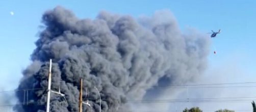 Incendio a Roma: a Centocelle i vigili del fuoco hanno spento le ultime fiamme.