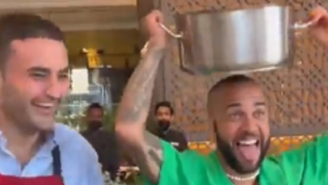 Dani Ales 'survolté' fait le show dans un restaurant en Turquie (capture YouTube)