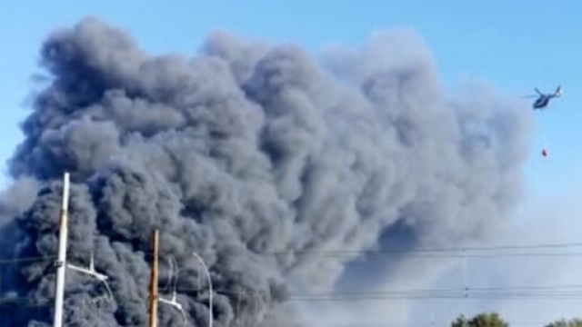 Incendio a Roma: a Centocelle i vigili del fuoco hanno spento le ultime fiamme.