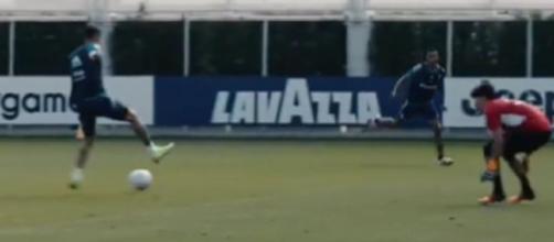 Angel Di Maria régale avec un 'golazo' à l'entraînement (capture YouTube)
