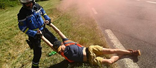 Tour de FRance, un gruppo di manifestanti costringe la giuria a neutralizzare la corsa