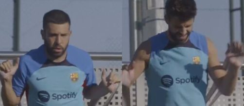 Jordi Alba et Gerard Piqué dépassés lors d'un exercice avec le Barça. (crédit Twitter)