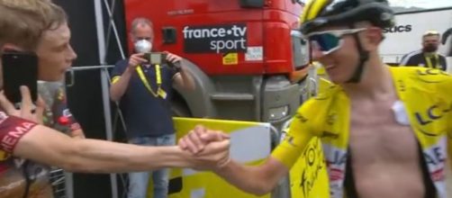 La stretta di mano tra Tadej Pogačar e Jonas Vingegaard al termine della tappa.