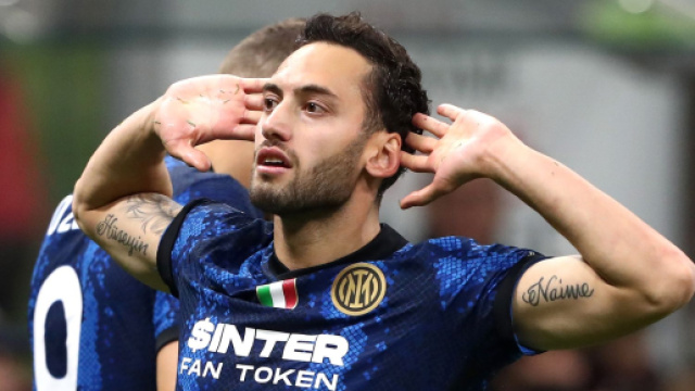 Il Manchester United starebbe osservando Hakan Calhanoglu