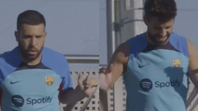 Jordi Alba et Gerard Piqué dépassés lors d'un exercice avec le Barça. (crédit Twitter)