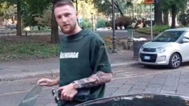 La réaction de Skriniar quand on lui demande s'il va signer au PSG fait le buzz (capture YouTube)