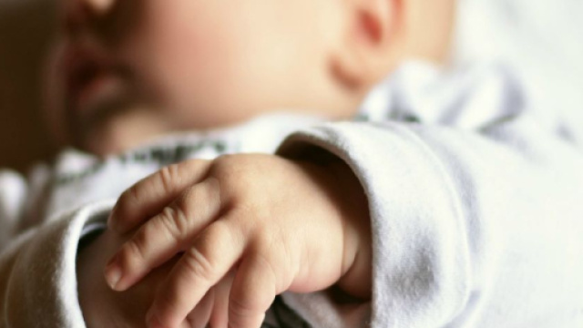 Russia, madre vende il figlio per pagarsi operazione al naso.