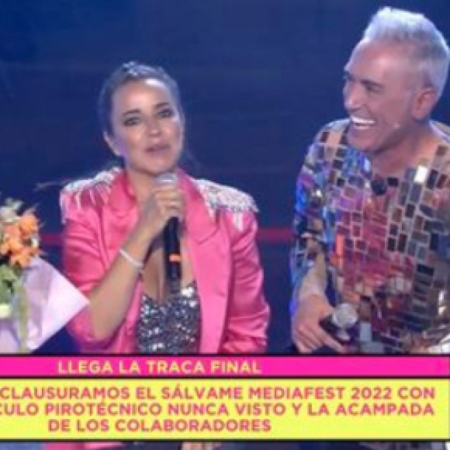 Carmen Alcayde cantó junto a Barei en el 'Sálvame Mediafest' (Captura de pantalla de Telecinco)