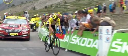 Ciclismo, Tadej Pogačar in crisi sul Col du Granon.