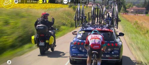 Ciclismo, Caleb Ewan in scia all'ammiraglia della Alpecin.