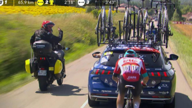 Ciclismo, Caleb Ewan in scia all'ammiraglia della Alpecin.