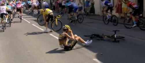 Tour de France, la caduta in cui è rimasto coinvolto Jonas Vingegaard