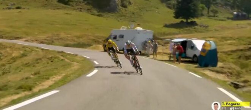 Tour de France, l'attacco di Tadej Pogacar nella discesa del Lers.