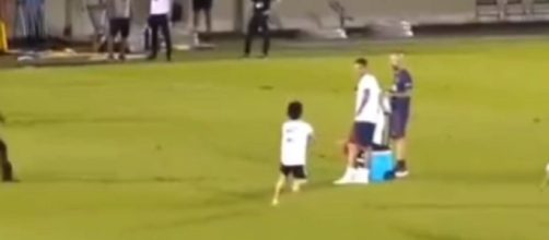 PSG : L'attitude honteuse de Mauro Icardi avec un jeune supporter fait parler (capture YouTube)
