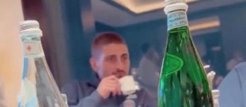 Leandro Paredes met du sel dans le café de Marco Verratti, la vidéo devient virale (capture YouTube)
