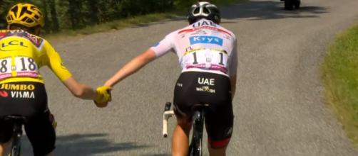 Tour de France, gesto di fairplay tra Jonas Vingegaard e Tadej Pogacar
