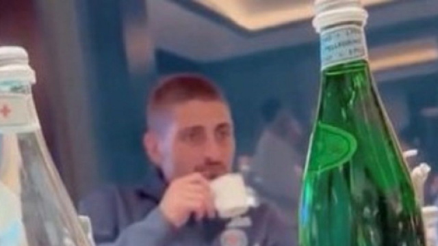 Leandro Paredes met du sel dans le caf&eacute; de Marco Verratti, la vid&eacute;o devient virale (capture YouTube)