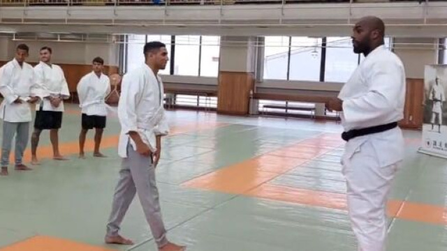Achraf Hakimi malmené par Teddy Riner, ses coéquipiers se moquent de lui (capture YouTube)