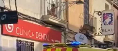 El niño se encontraba encerrado en el balcón situado en el centro de Badalona a pleno sol - Captura vídeo RR. SS.