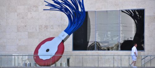 Claes Oldenberg and Coosje Van Bruggen’s "Typewriter Eraser, Scale X" (Image source: Kent Kanouse/Flickr)