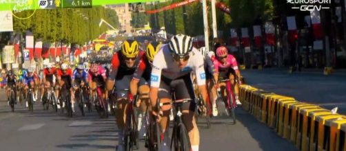 Lo scatto di Tadej Pogacar nell'ultima tappa del Tour de France