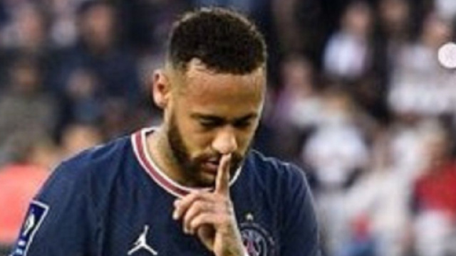 Accusé sur Twitter de simuler une faute, Neymar répond cash (capture YouTube)