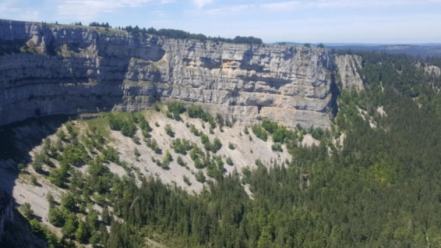 Dramma famigliare al Creux du Van: mamma si getta nel vuoto con i due figlioletti