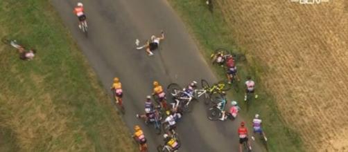 Ciclismo, la caduta che è costata il ritiro dal Tour de France a Marta Cavalli.