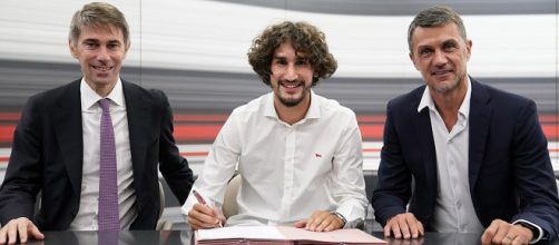 Yacine Adli alla firma con il Milan.