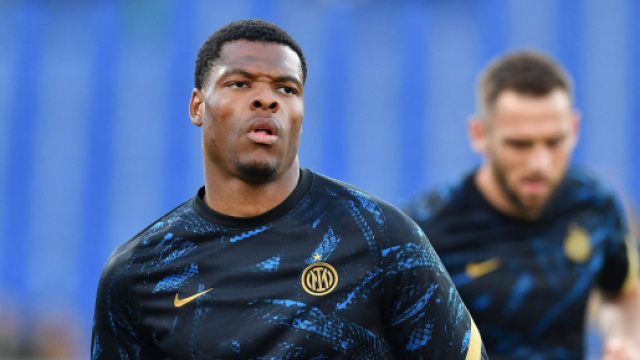 In foto Denzel Dumfries, difensore dell'Inter.