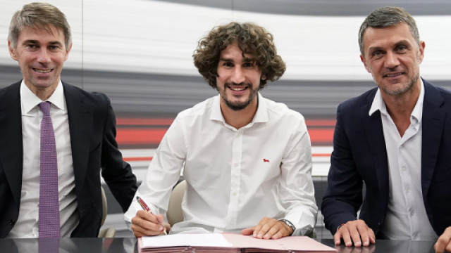 Yacine Adli alla firma con il Milan.