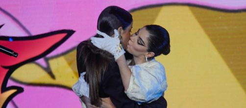 Bianca Andrade e GKay dão beijão no palco do MTV MIAW 2022 (Reprodução)