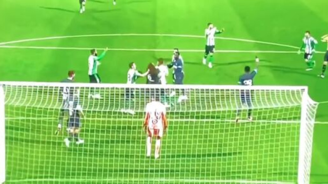 Matt&eacute;o Guendouzi au coeur d'une &eacute;chauffour&eacute;e ce mercredi soir face au Betis. (cr&eacute;dit Twitter)