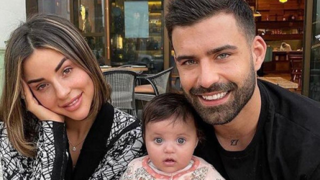 VIncent Queijo et Rym Renom participent au challenge tortilla, leur fille Maria-Valentin hurle en voyant ses parents se faire du mal.