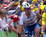 Peter Sagan protesta con Wout van Aert all'arrivo della terza tappa del Tour de France.