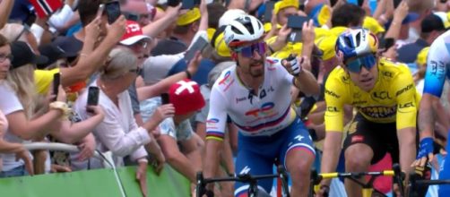 Peter Sagan protesta con Wout van Aert all'arrivo della terza tappa del Tour de France.