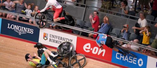 Ciclismo, Matthew Walls vola in mezzo al pubblico ai Commonwealth Games.