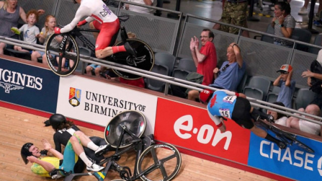 Ciclismo, Matthew Walls vola in mezzo al pubblico ai Commonwealth Games.
