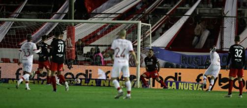 Il River Plate, reduce dal ko nel match d'andata degli ottavi della Copa Libertadores contro il Vélez, cede anche in campionato contro l'Huracán.
