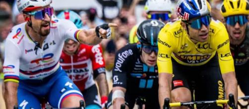 La protesta di Peter Sagan contro Wout van Aert nella terza tappa del Tour de France.