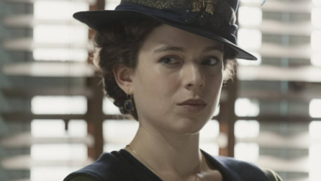 Una Vita, anticipazioni fino al 9 luglio: Genoveva spia Aurelio e ruba una lettera di Rodrigo.