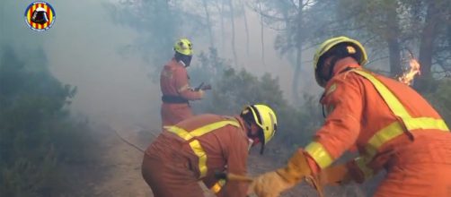 Los bomberos hacen esfuerzos para controlar el incendio en Venta del Moro (Twitter @BombersValencia)