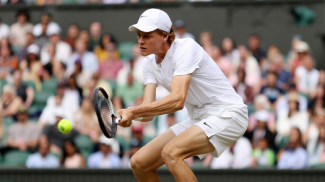 Sull'erba di Wimbledon Sinner illude per due set, poi cede.