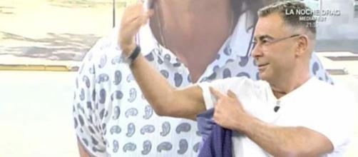 Jorge Javier Vázquez bromeó con su pérdida de peso y sus bíceps tras sanarse del coronavirus (Captura Telecinco)