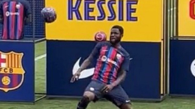 La pr&eacute;sentation 'rat&eacute;e' de Kessi&eacute; avec le FC Barcelone devient virale (capture YouTube)