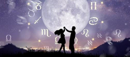 Oroscopo venerdì 8 Luglio: grandi opportunità in amore per Bilancia e Vergine, grazie all'influenza della Luna crescente.