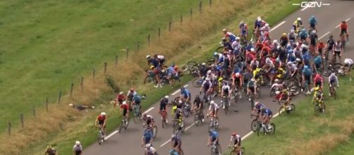 Tour de France, la maxicaduta avvenuta all'inizio dell'ottava tappa