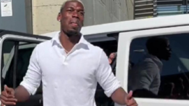 Paul Pogba arrive comme une 'Rockstar' à la Juve, les fans lui tombent dessus (capture YouTube)