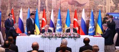 Kiev y Moscú firmaron el acuerdo del grano ucraniano en Estambul (Twiiter/@MevlutCavusoglu)